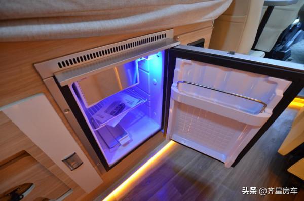 車高不到2.3米，小身材大空間，可升頂可拓展，齊星全順小C型房車