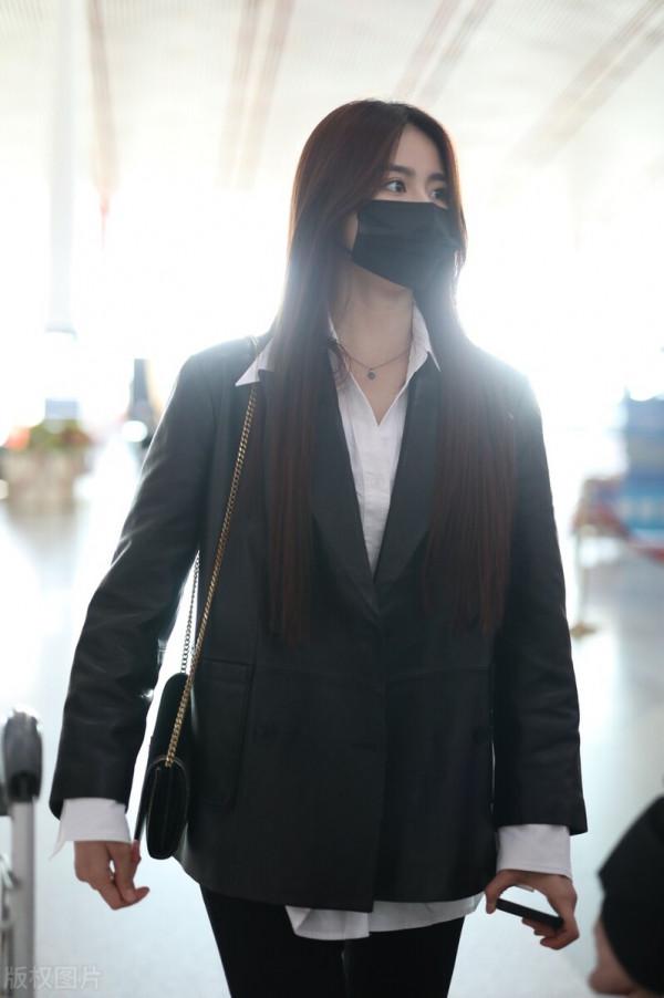 金子涵黑色西裝皮衣搭鉛筆褲 長髮凜然充滿自信的目光