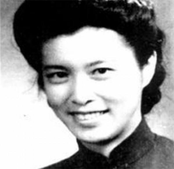 章含之:毛主席英文教師,丈夫出軌後嫁60歲喬冠華,晚年守寡25年 章含之:毛主席英文教師,丈夫出軌後嫁60歲喬冠華,晚年守寡25年