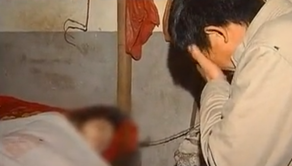 2010年，四川11歲女孩患怪病，全身潰爛癱瘓在床，父親做法惹眾怒