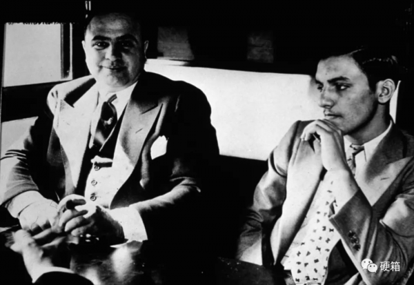 有一幫人,他們喜歡把湯普森衝鋒槍藏在琴盒裡 有一幫人,他們喜歡把湯普森衝鋒槍藏在琴盒裡