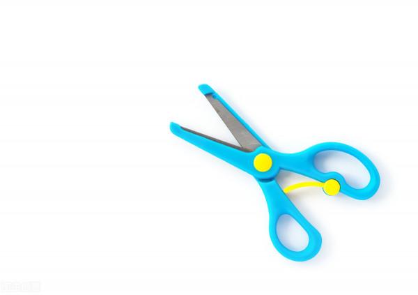 你家也有愛剪東西的孩子嗎？要不要阻止孩子使用剪刀？