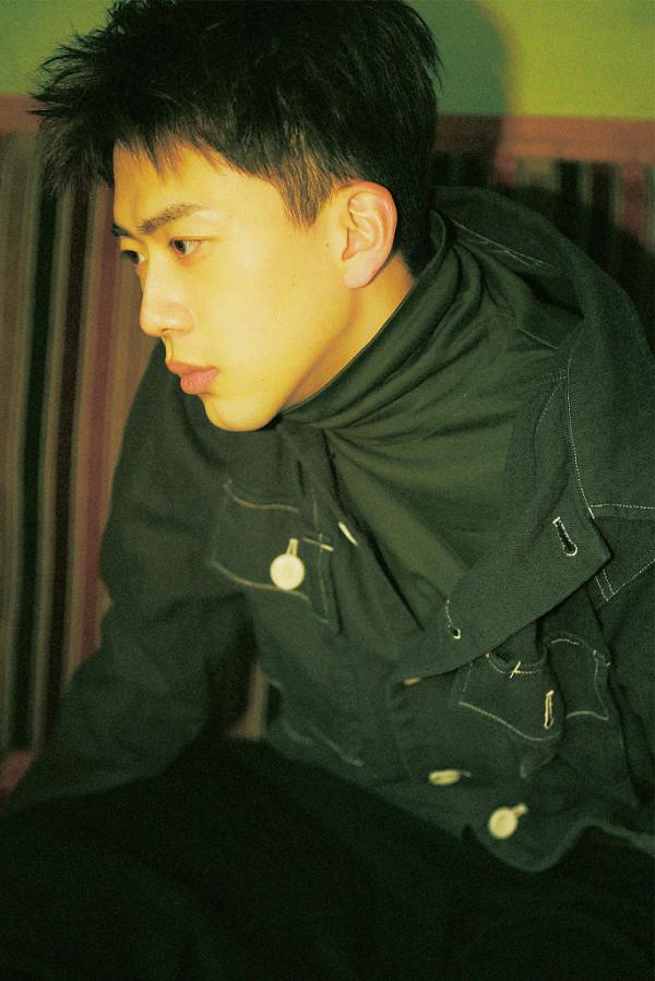 費啟鳴生日寫真文藝滿分 穿條紋衫窗前深思少年感足