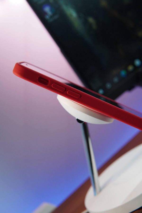 這次我搭配了同款毛利蘭的紅色Magsafe手機殼