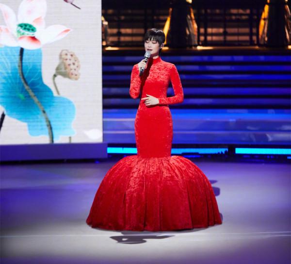 虎年首場紅毯，宋茜穿高定楊冪穿私人定製，張小斐熱巴小眾裙出圈