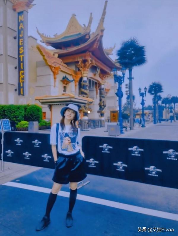 央視主持李思思打卡遊樂園，穿T恤短褲露學生長襪，打扮似女明星