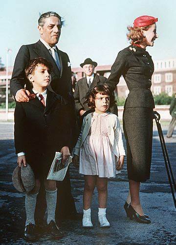 她獨自繼承了船王父親的全部遺產，卻四婚四離，38歲死於自家浴缸