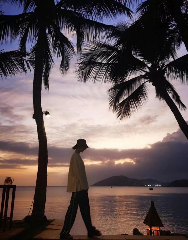 楊紫越來越美了！近照曝光穿休閒裝更亮眼，懟臉自拍都能美回巔峰