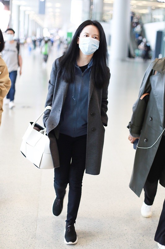 中年人多看看俞飛鴻的搭配，穩重的深藍色服裝，搭配的年輕還文藝