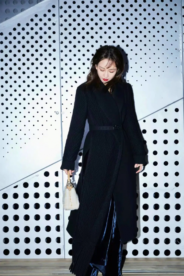 內娛女明星真的拼，在雪地裡穿露肩連衣裙