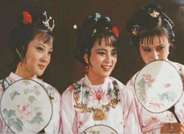 曹雪芹給了她高貴的出身，她卻活成父親的恥辱，一生連名字都沒有