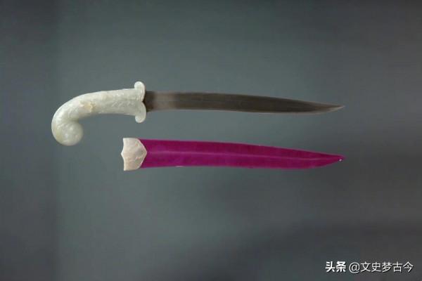 馬未都有一把清代腰刀,刀身細長且美觀鋒利,還帶有鑲玉鞘 馬未都有一把清代腰刀,刀身細長且美觀鋒利,還帶有鑲玉鞘