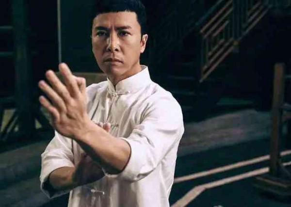 割完單眼皮就好事不斷的6位港星，成龍脫胎換骨，甄子丹迅速起飛