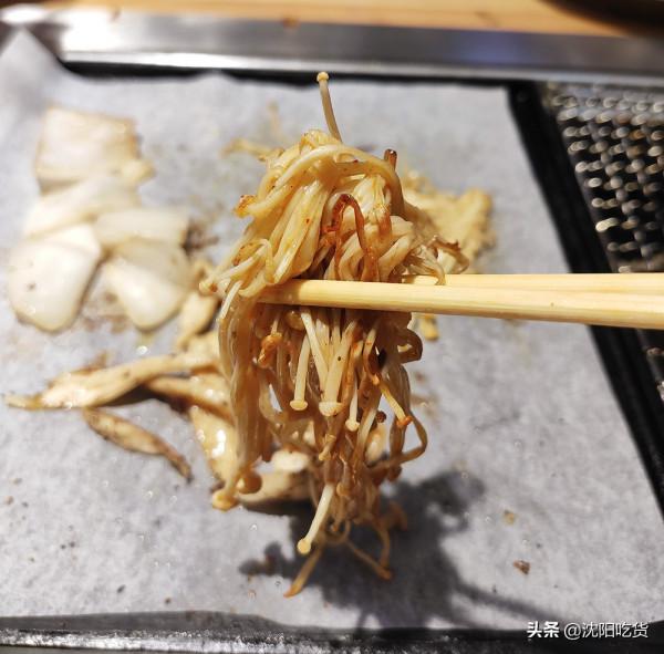 吃烤肉之前先拿個手推車，像逛超市似的選菜，可鐵板煎可篦子烤