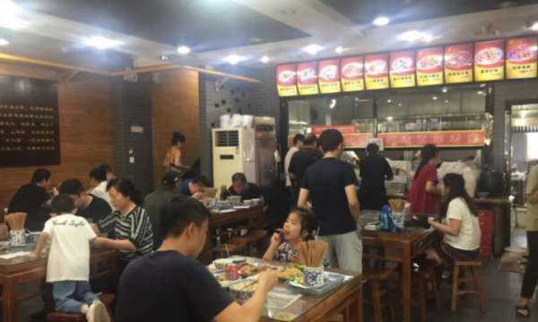 陝西小縣城的葫蘆頭，一口大鍋煮600斤，28元一碗，小孩子都愛吃