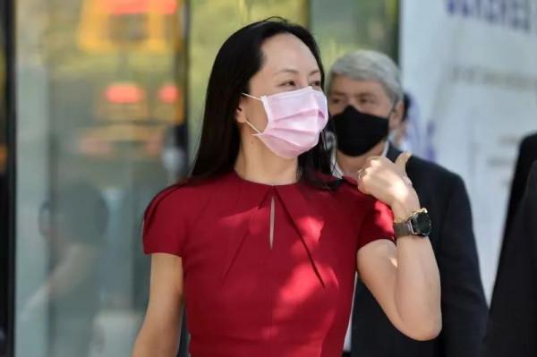 孟晚舟穿紅裙下飛機，女大佬都愛穿什麼品牌？