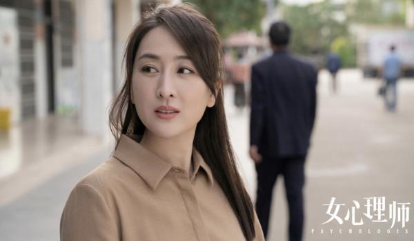 40歲馬蘇素顏現身路邊攤，大口吃8塊錢魚粉，不戴口罩被路人無視