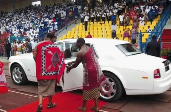 揮金如土的非洲國王：8成民眾吃不起飯，他給15位妻子買豪車