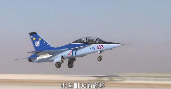 F35戰機打智慧彈，尺寸小威力大，追著坦克轟！我軍同款已曝光