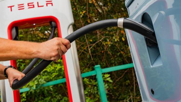 特斯拉超充站也能充路虎？ECD推出純電衛士，售價不低於20萬美元