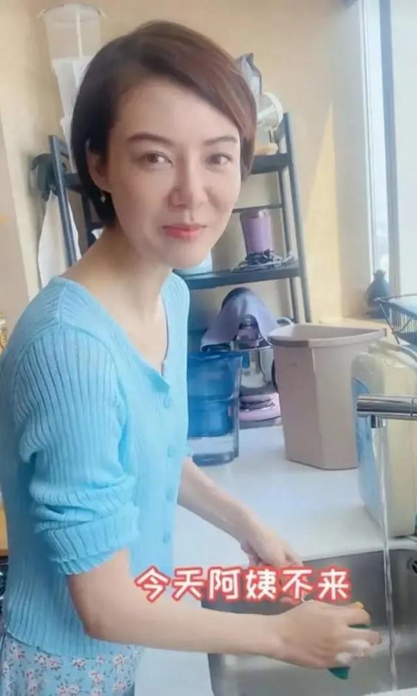 車曉穿針織衫身材平坦,雖時尚但瘦得少了女人味,還是增點肥吧 車曉穿針織衫身材平坦,雖時尚但瘦得少了女人味,還是增點肥吧