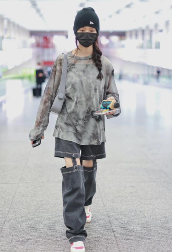 林允又帶火了“懸空褲”，故意把大腿去一截，不料超顯腿長