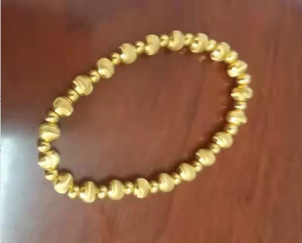 黃金首飾越來越洋氣，磨砂面和亮面有啥區別？內行人說出了門道