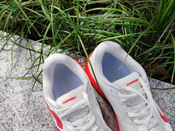 咕咚智慧跑鞋21K馭風體驗 緩震媲美亞瑟士 軟彈媲美李寧䨻