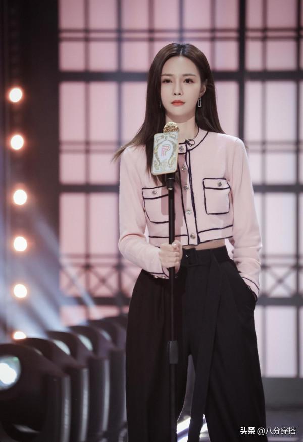 沈夢辰也是個“時髦精”，粉色小香風針織衫配黑色長褲，高挑精緻