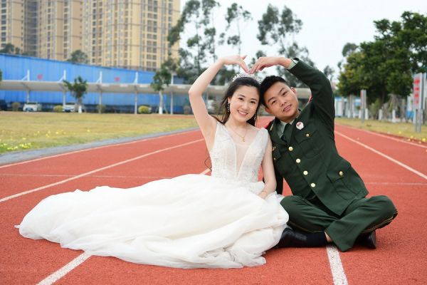 大海作證艦艇為媒 福建海警局集體婚禮浪漫&OpenCurlyDoubleQuote;迎新&rdquo;