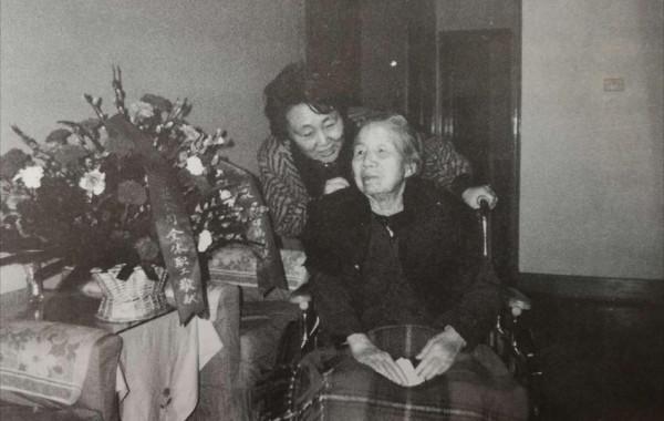 鄧穎超沒有兒女，她的遺囑給了何人？寫的什麼？