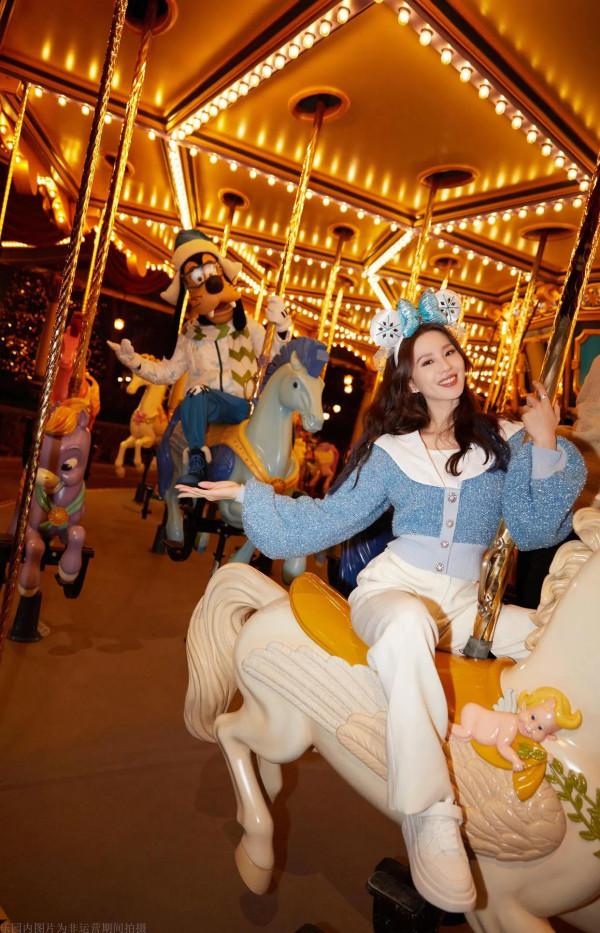 劉詩詩迪士尼冬日寫真,藍白配色在雪中熠熠發光,像個小姑娘一樣 劉詩詩迪士尼冬日寫真,藍白配色在雪中熠熠發光,像個小姑娘一樣