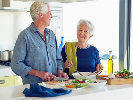 為啥老人身上有一股怪味？建議55歲後，做到以下4點，老了或沒味