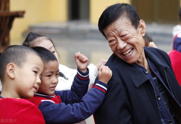 父親和20歲的兒子籤協議:我不給你買房娶媳婦,你不用給我養老 父親和20歲的兒子籤協議:我不給你買房娶媳婦,你不用給我養老