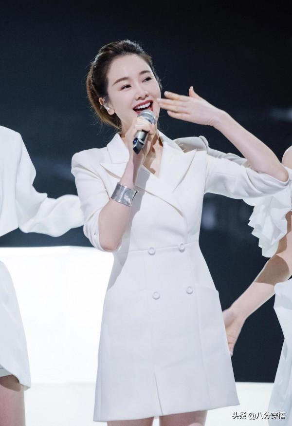 左小青真不愧是“闊太”,穿紅絲絨連衣裙凸顯小蠻腰,高挑時髦 左小青真不愧是“闊太”,穿紅絲絨連衣裙凸顯小蠻腰,高挑時髦