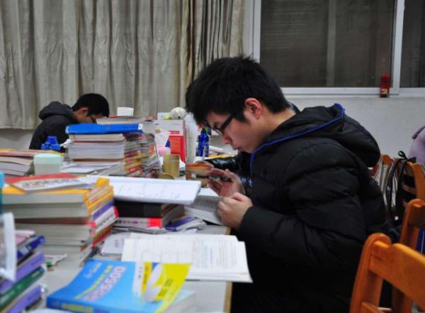 “新型啃老”開始了，家長很難察覺，還以為學生很努力很孝順