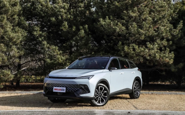 電子後視鏡+華為車機,軸距2735mm,預計10萬出頭可買 電子後視鏡+華為車機,軸距2735mm,預計10萬出頭可買