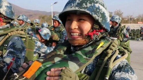 雲朵是甜的！00後女空降兵，首跳成功