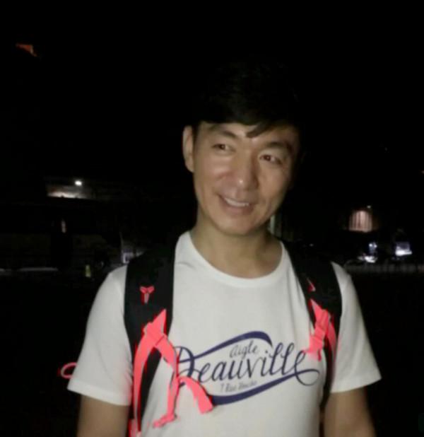 “伍六一”邢佳棟:紅了不忘本,成名前娶平凡妻子,曾被綁架7天 “伍六一”邢佳棟:紅了不忘本,成名前娶平凡妻子,曾被綁架7天