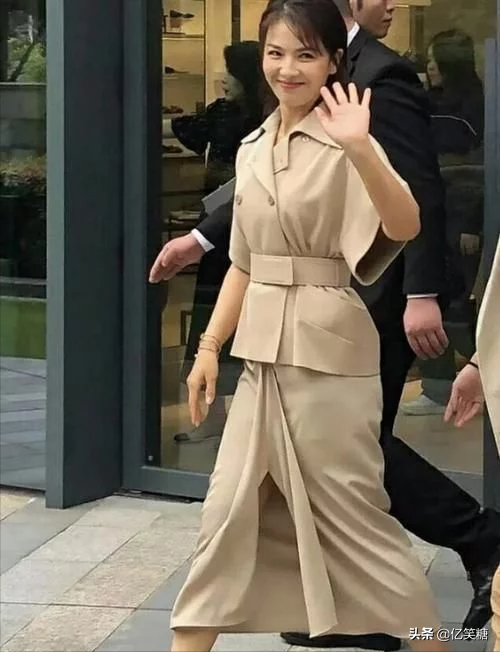 抓拍的劉濤才最真實，臉部面板鬆垮也下垂，離開修圖腿短了一半