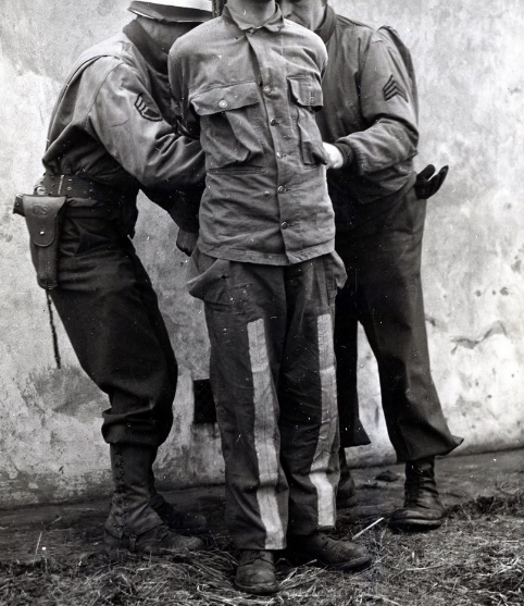 1949年,湖南乞丐給政府捐出16兩黃金後哭訴:這是我亡夫上交的 1949年,湖南乞丐給政府捐出16兩黃金後哭訴:這是我亡夫上交的