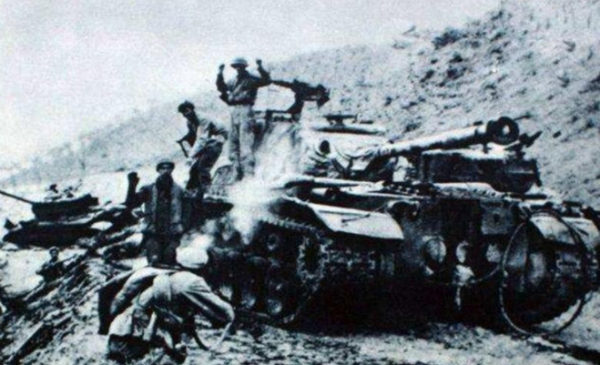 譚炳雲：1人阻擊美坦克師8小時，毛主席親自接待，元帥們排隊敬酒