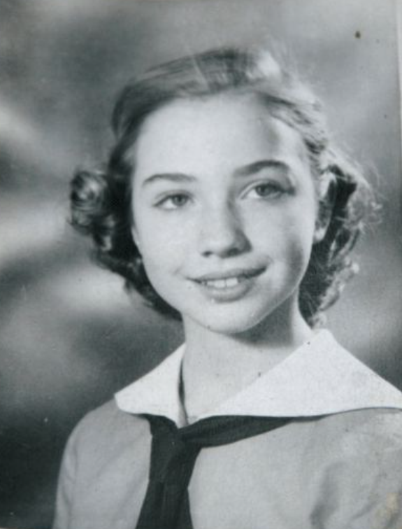 希拉里有多強勢？46年前婚禮上勾住老公脖子，克林頓在她懷裡好乖