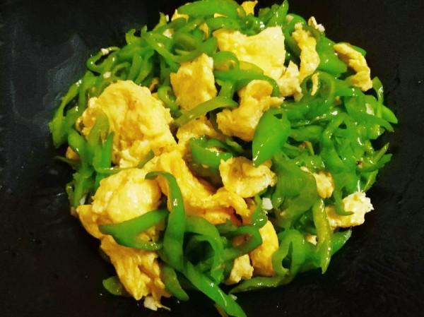 辣椒炒雞蛋怎麼做好吃？第一步不是放油，按照3步走，堪比大廚