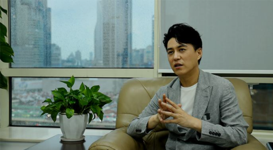 靳東：受不了江珊女兒滿臉的嫌棄，餘生不會辜負離異的李佳