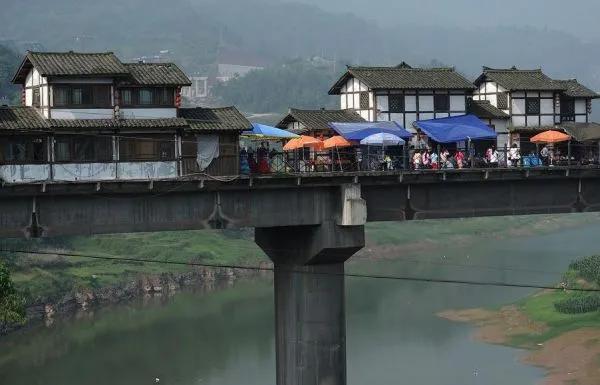 橋上修房子，稀奇不？