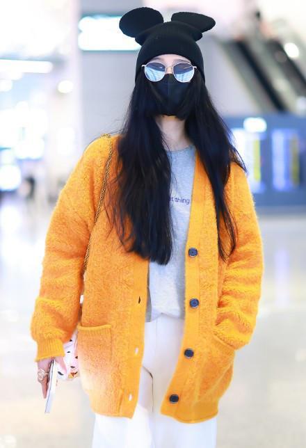 范冰冰亮相機場太隨意！開衫搭西服褲盡顯時髦範，穿著簡單氣場大