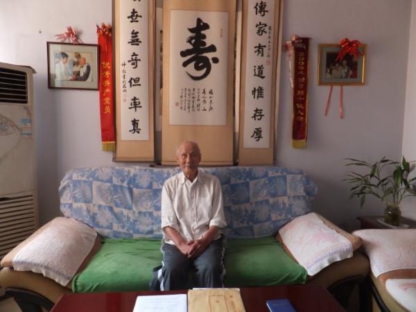 老漢耕地23年，褲子引縣領導注意，詢問得知：他是開國大典飛行員