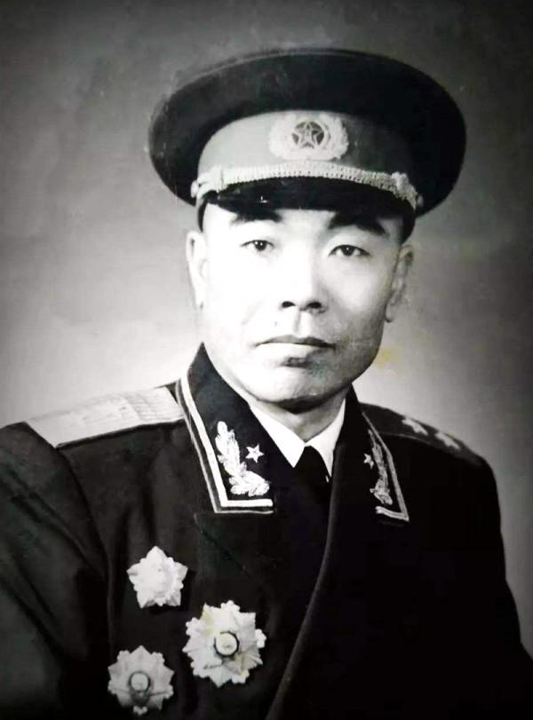 減員2萬多人，死戰漢江50晝夜不退，彭總心疼地問軍長：怎麼不說