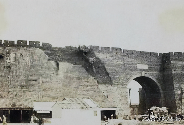 丁盛隻身營救被敵人包圍的二百人,連長感激地說,丁大膽名不虛傳 丁盛隻身營救被敵人包圍的二百人,連長感激地說,丁大膽名不虛傳